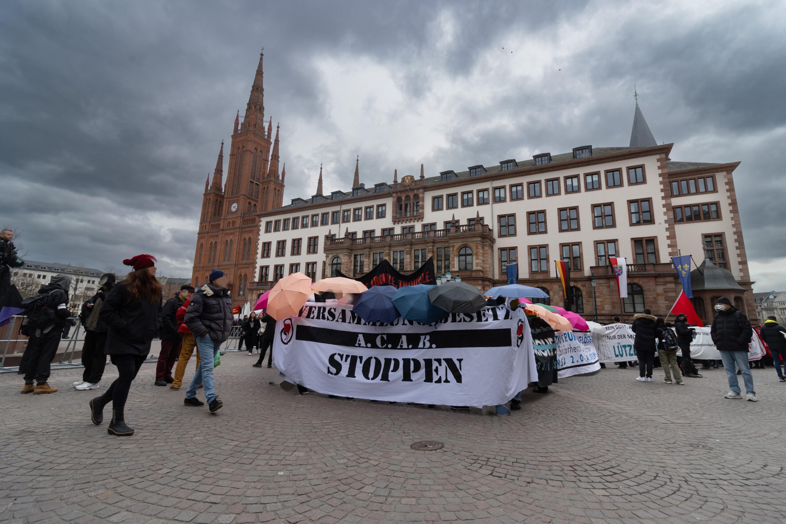 1000 Menschen gegen neues Versammlungsgesetz.